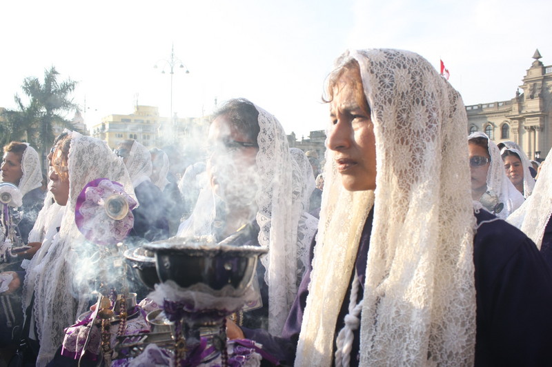 Las sahumadoras, mujeres que rinden culto a la imagen del Señor de los Milagros con mucha devoción