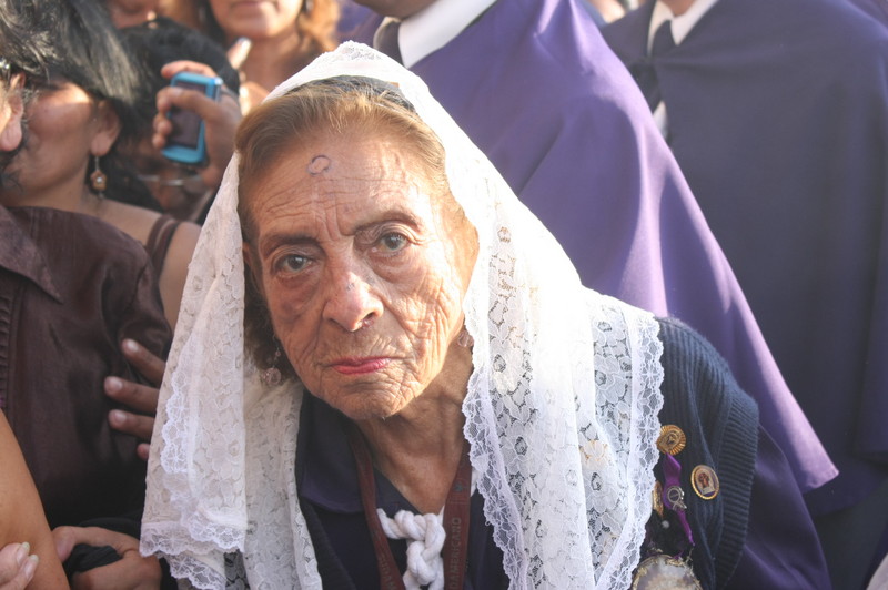 Las sahumadoras, mujeres que rinden culto a la imagen del Señor de los Milagros con mucha devoción