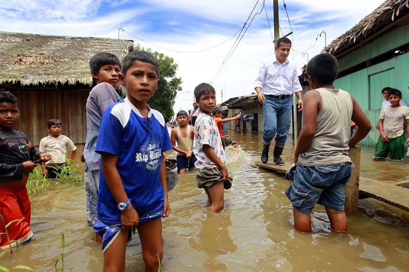 Ollanta Humala visitó a los damnificados por desbordes en Iquitos