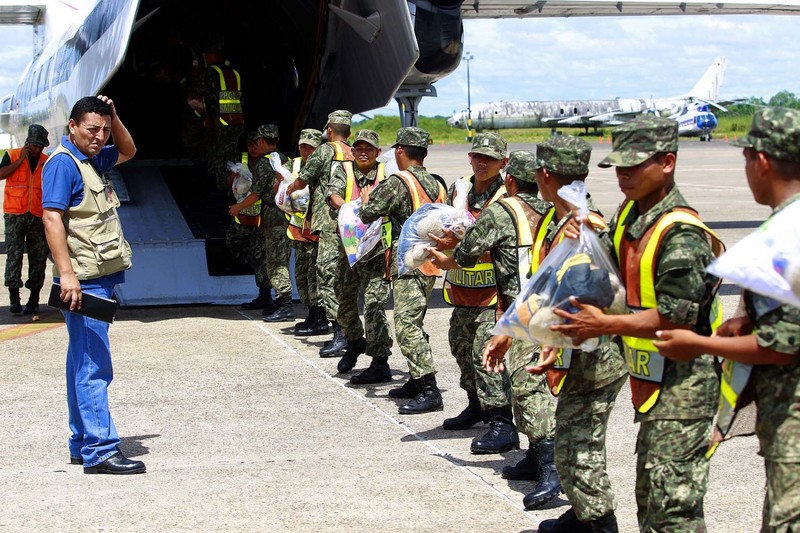Ollanta Humala visitó a los damnificados por desbordes en Iquitos