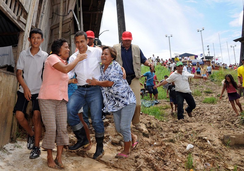 Ollanta Humala visitó a los damnificados por desbordes en Iquitos
