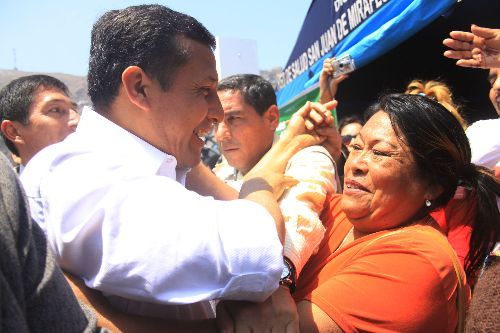 El presidente de la República Ollanta Humala otorgando títulos de propiedad en Tacna
