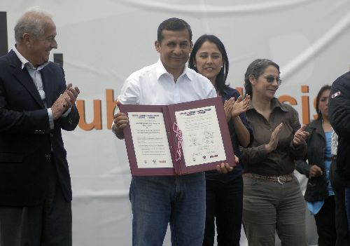 El presidente de la República Ollanta Humala otorgando títulos de propiedad en Tacna