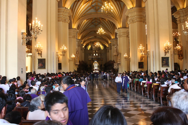 Juan Luis Cipriani, en la Catedral de Lima, durante el Sermón de las Tres Horas, con motivo de la Semana Santa de 2012