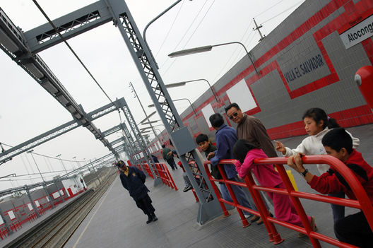 Tren Eléctrico en pleno funcionamiento en san Juan de Miraflores