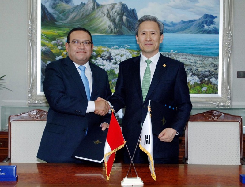 Ministro de Defensa Alberto Otárola Peñaranda durante su visita Corea suscribió dos memorándum de entendimiento con el ministro coreano de defensa Kim Kwan Jin