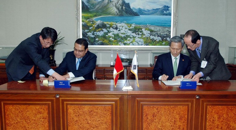 Ministro de Defensa Alberto Otárola Peñaranda durante su visita Corea suscribió dos memorándum de entendimiento con el ministro coreano de defensa Kim Kwan Jin