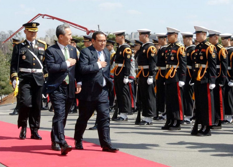 Ministro de Defensa Alberto Otárola Peñaranda durante su visita Corea suscribió dos memorándum de entendimiento con el ministro coreano de defensa Kim Kwan Jin