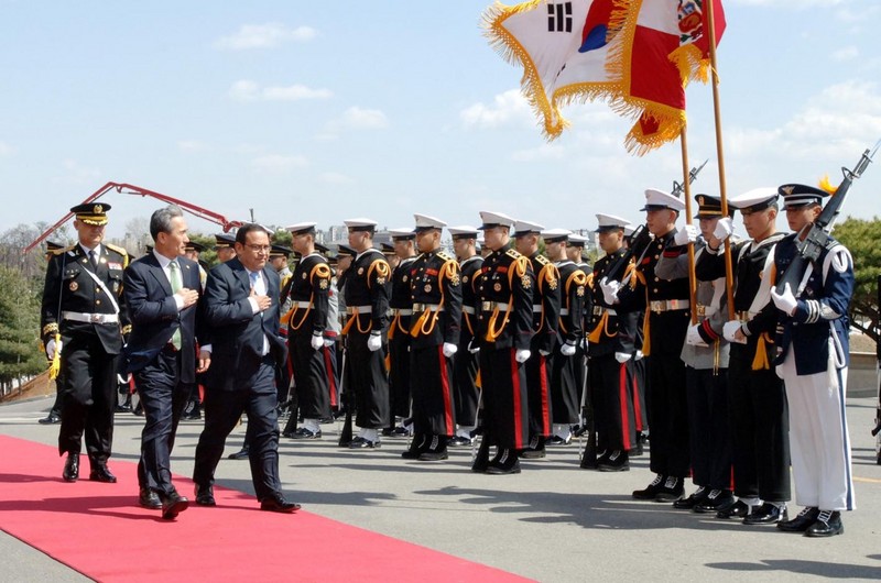 Ministro de Defensa Alberto Otárola Peñaranda durante su visita Corea suscribió dos memorándum de entendimiento con el ministro coreano de defensa Kim Kwan Jin