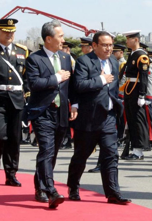 Ministro de Defensa Alberto Otárola Peñaranda durante su visita Corea suscribió dos memorándum de entendimiento con el ministro coreano de defensa Kim Kwan Jin