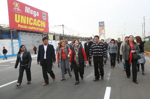 La alcaldesa de Lima Susana Villarán inspeccionando mercados de Lima