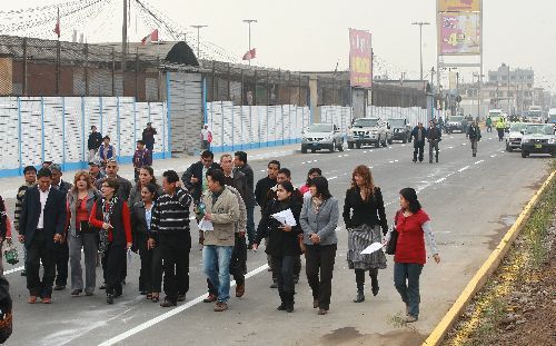 La alcaldesa de Lima Susana Villarán inspeccionando mercados de Lima