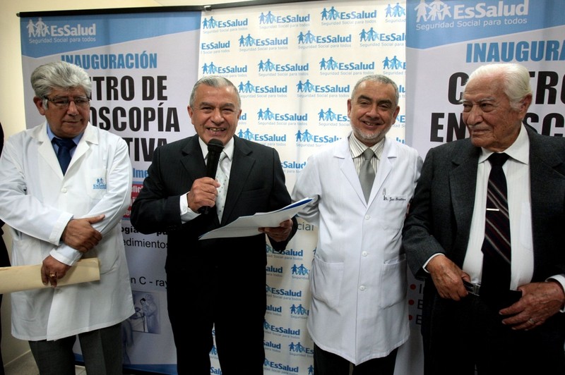 Presidente de Essalud, Álvaro Vidal, inaugura el Centro Endoscópico del Hospital Almenara en Lima