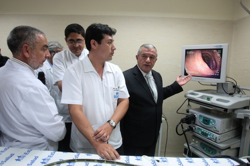 Presidente de Essalud, Álvaro Vidal, inaugura el Centro Endoscópico del Hospital Almenara en Lima