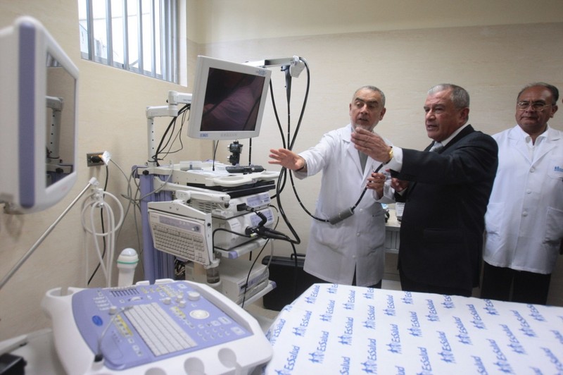 Presidente de Essalud, Álvaro Vidal, inaugura el Centro Endoscópico del Hospital Almenara en Lima