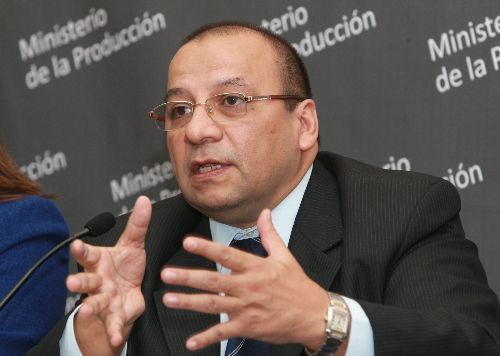 El ministro de la Producción, Kurt Burneo, en una de sus jornadas