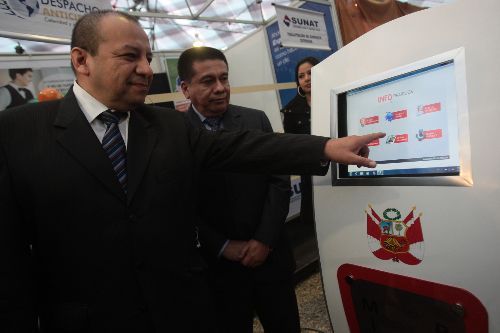 El ministro de la Producción, Kurt Burneo, en una de sus jornadas