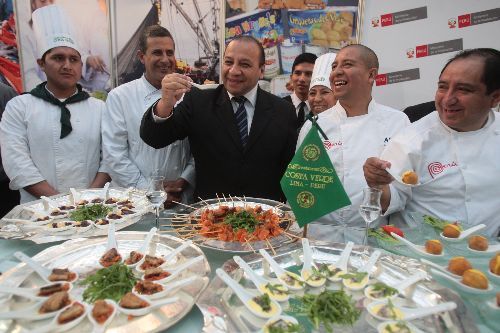 El ministro de la Producción, Kurt Burneo, en una de sus jornadas