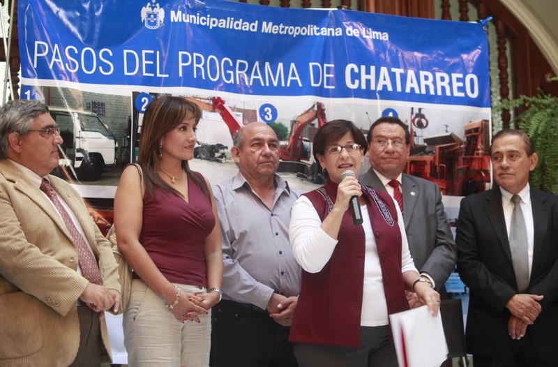 Alcaldesa de Lima, Susana Villarán, hace entrega del cheque Nº 100 del Programa de Chatarreo