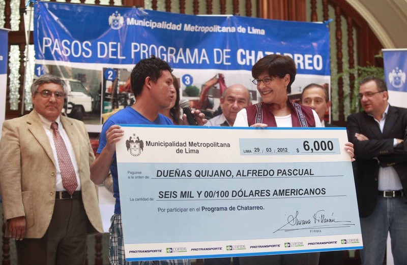 Alcaldesa de Lima, Susana Villarán, hace entrega del cheque Nº 100 del Programa de Chatarreo