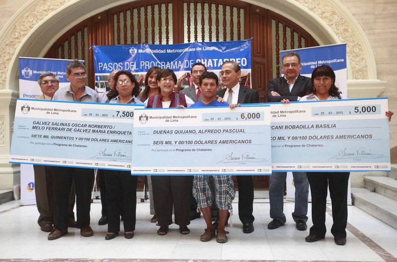 Alcaldesa de Lima, Susana Villarán, hace entrega del cheque Nº 100 del Programa de Chatarreo