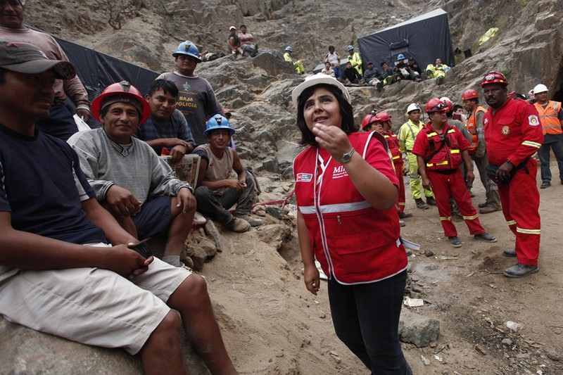 Ministra Ana Jara inspecciona trabajos de rescate de los mineros de la empresa Cabeza de Negro atrapados por derrumbe en Ica