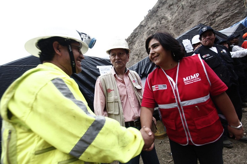 Ministra Ana Jara inspecciona trabajos de rescate de los mineros de la empresa Cabeza de Negro atrapados por derrumbe en Ica
