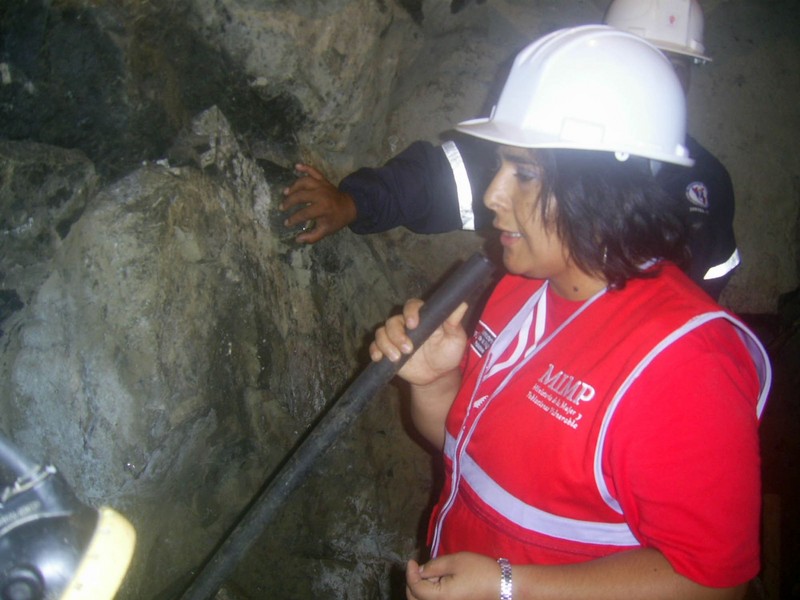 Ministra Ana Jara inspecciona trabajos de rescate de los mineros de la empresa Cabeza de Negro atrapados por derrumbe en Ica
