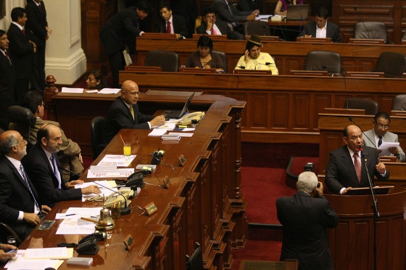 Ministro del Interior, Daniel Lozada, dirigiéndose a la representación nacional en el Pleno del Congreso de la República