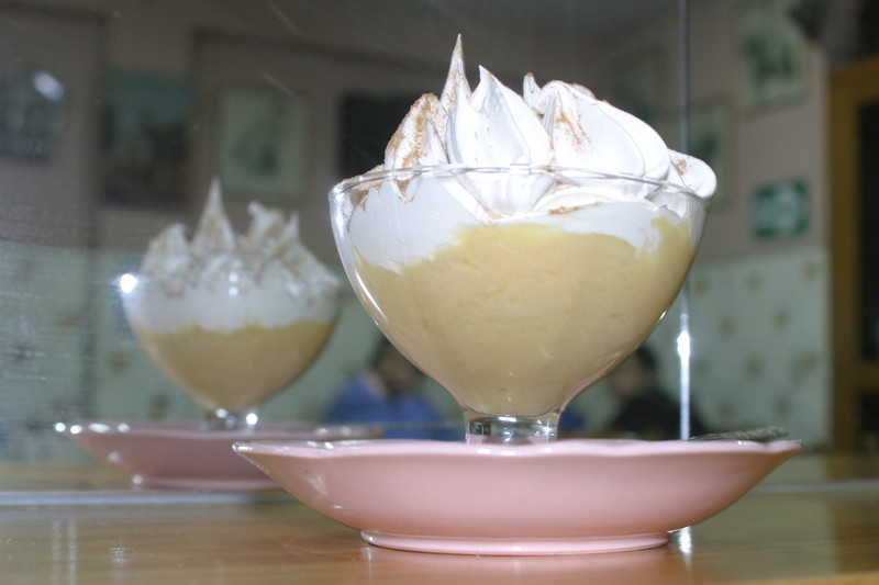 Suspiro a la Limeña o Suspiro Limeño, es el merengue, un postre traído al Perú en tiempo de la colonia