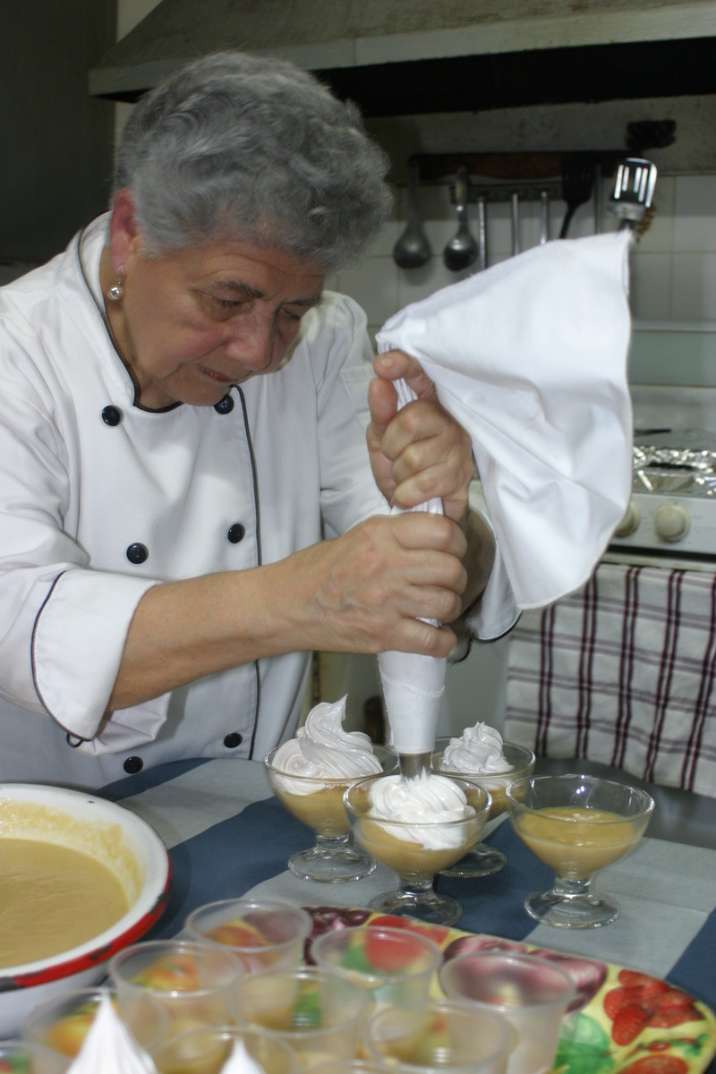 Suspiro a la Limeña o Suspiro Limeño, es el merengue, un postre traído al Perú en tiempo de la colonia