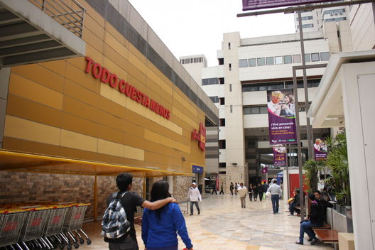 El Plaza Vea de la Avenida Garcilaso de la Vega en Lima