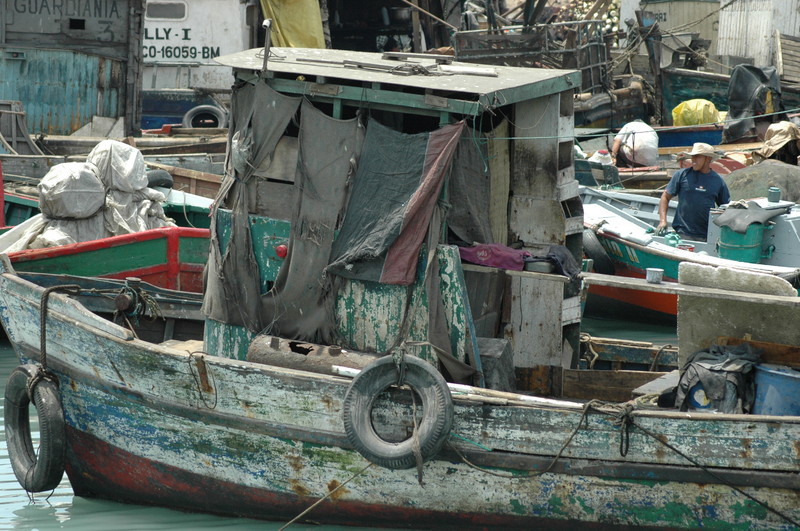 Barcos de pesca, las famosas 'bolicheras', preparándose para ir en busca de peces u otras especies acuáticas del mar peruano