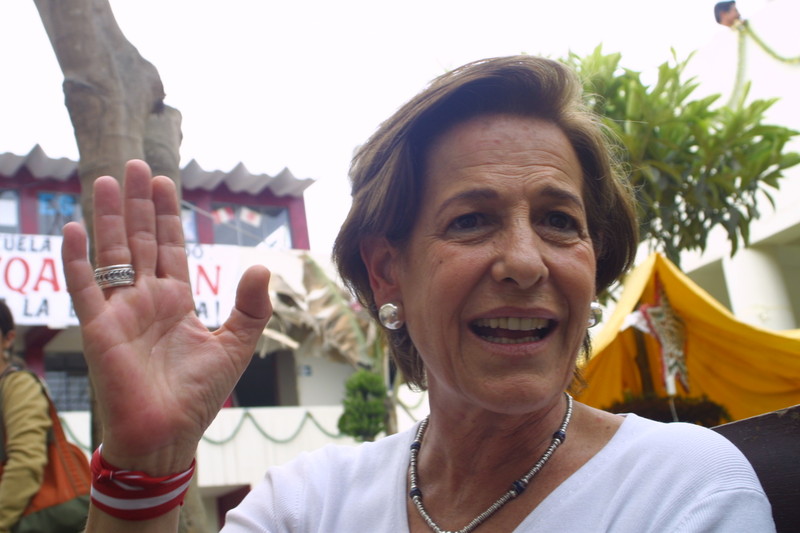 Alcaldesa de Lima, Susana Villarán, en actitud dialogante con los periodistas