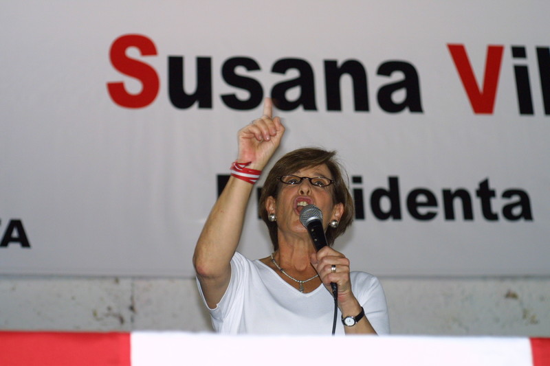 Alcaldesa de Lima, Susana Villarán, en actitud dialogante con los periodistas