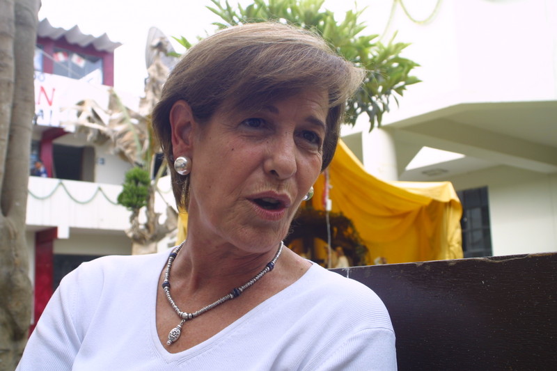 Alcaldesa de Lima, Susana Villarán, en actitud dialogante con los periodistas