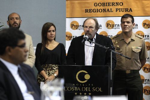 Presidente del Consejo de Ministros, Salomón Lerner, en plena faena