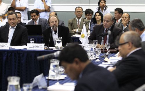 Presidente del Consejo de Ministros, Salomón Lerner, en plena faena