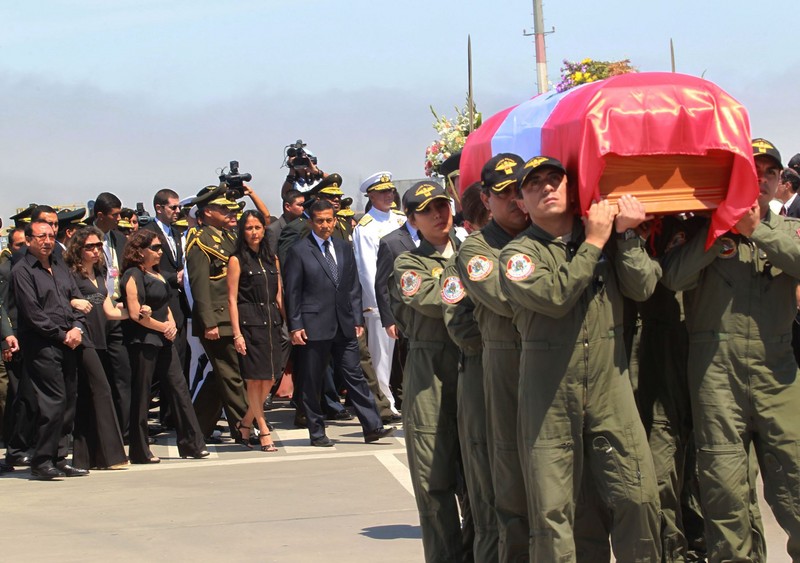 Ollanta Humala en el homenaje a la capitana PNP Nancy Flores, muerta cuando realizaba patrullaje en helicóptero en el Cusco