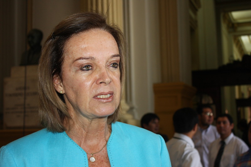 Congresista reelecta por Fuerza 2011, Luisa María Cuculiza dando declaraciones a la prensa