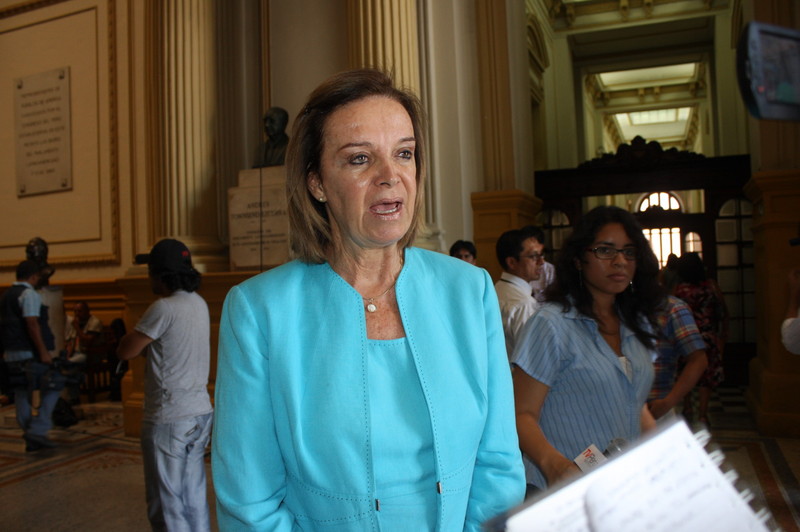 Congresista reelecta por Fuerza 2011, Luisa María Cuculiza dando declaraciones a la prensa