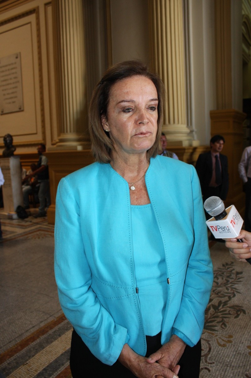 Congresista reelecta por Fuerza 2011, Luisa María Cuculiza dando declaraciones a la prensa