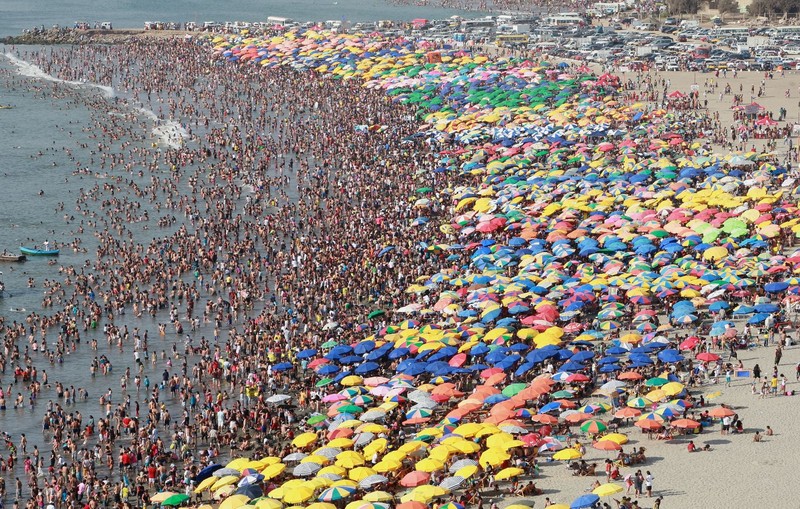 Gran cantidad de público asistió a la Playa Agua Dulce del distrito limeño de Chorrillos