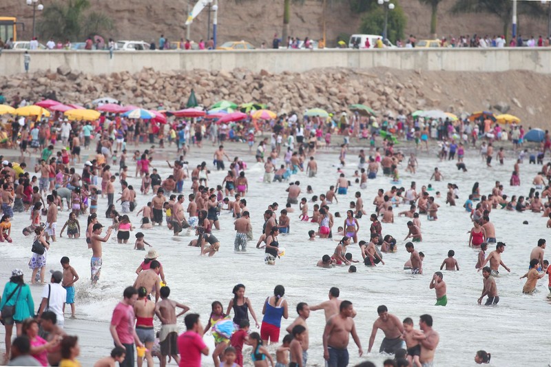 Gran cantidad de público asistió a la Playa Agua Dulce del distrito limeño de Chorrillos