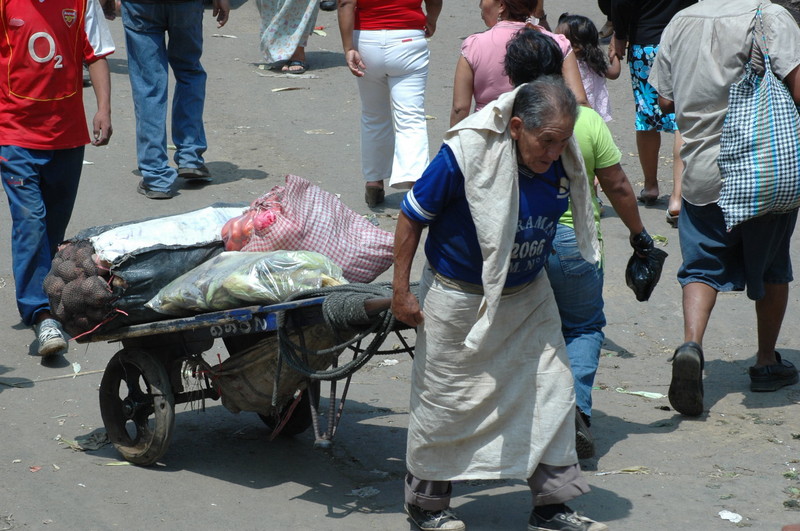 La Parada es el mercado mayorista más grande de Lima,donde miles de personas hacen sus compras a precios ascequibles