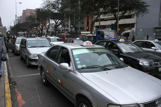 Taxis en la avenida Arequipa, una arteria de Lima