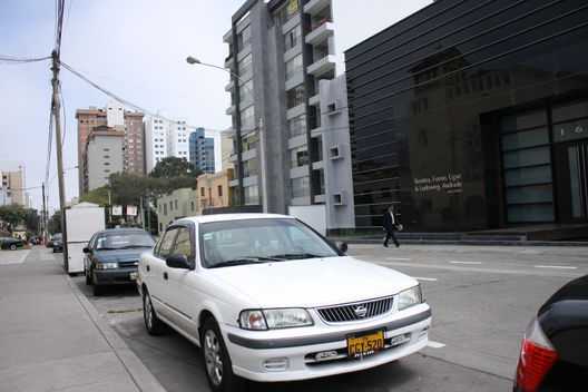 Taxis en la avenida Arequipa, una arteria de Lima