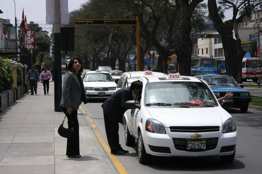 Taxis en la avenida Arequipa, una arteria de Lima