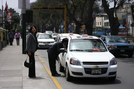 Taxis en la avenida Arequipa, una arteria de Lima