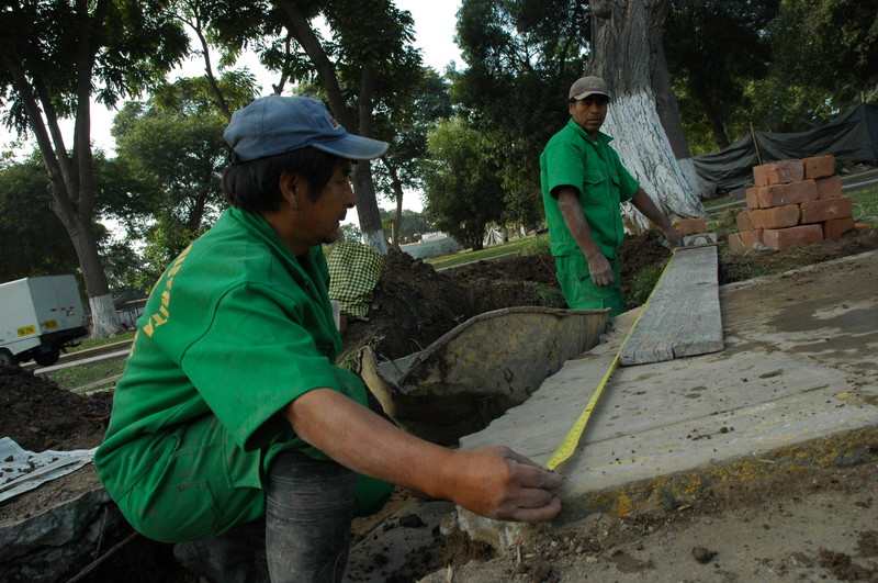 Trabajadores municipales mejoran veredas, parques y jardines de la ciudad de Lima este 2012